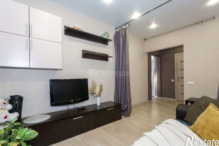 3-комн квартира улица Александра Чистякова, 8,  д. 8