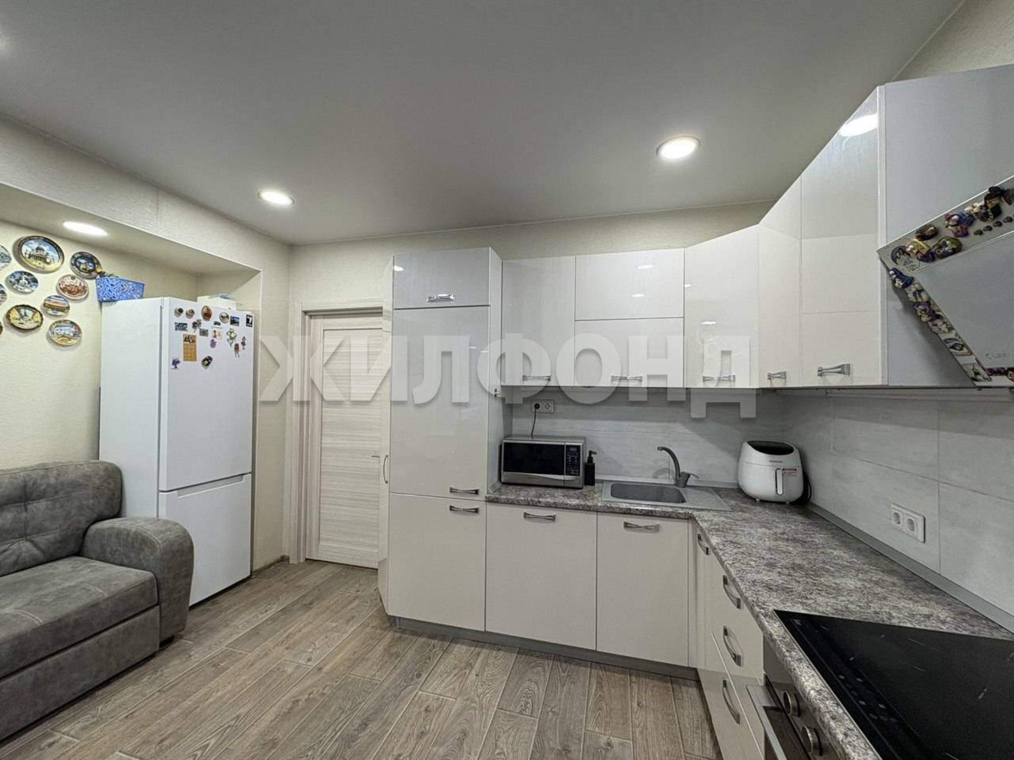 Купить квартиру за 15 000 000 рублей на Пархоменко улица, д.8